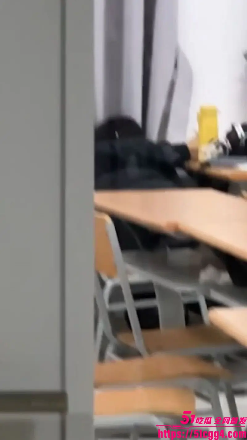 山东财经大学7-409教室口交视频 晚自习女生趴桌下吃鸡 被同学手机偷拍 情侣双双社死！ 图1