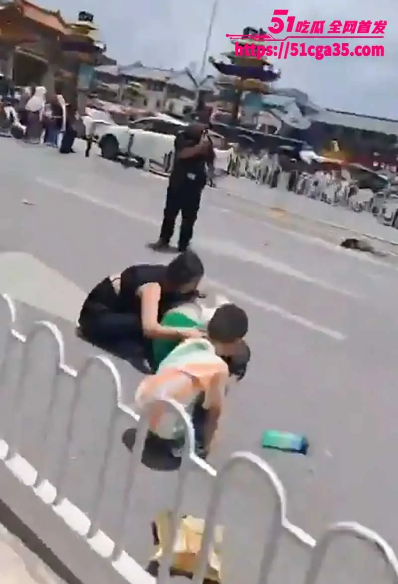 昆明市中心金碧路发生SUV汽车冲撞人群事件 致2死9伤 多名特警持枪与车主对峙 场面堪比大片! 图7