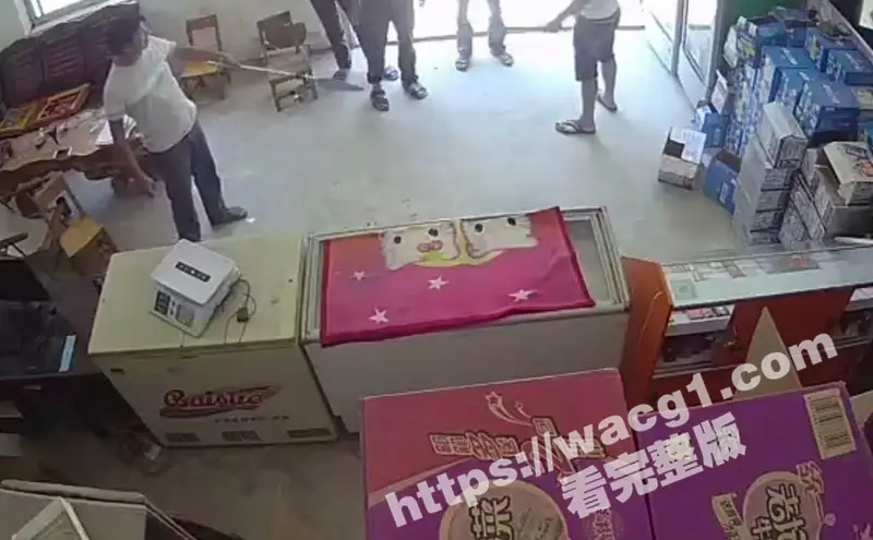 广西两男子邻里矛盾拔刀相向 双刀VS关公刀 这一战简直酣畅淋漓 店内监控流出 图5