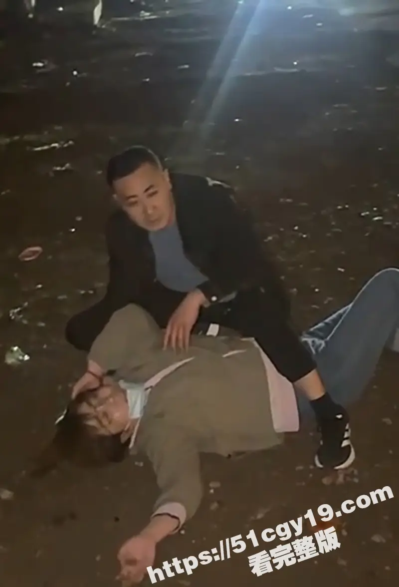 山东青岛车震捉奸视频流出 狗男女正在骑乘啪啪 车门忽然被原配拽开 漂亮小三竟光着屁股淡定离开! 图3