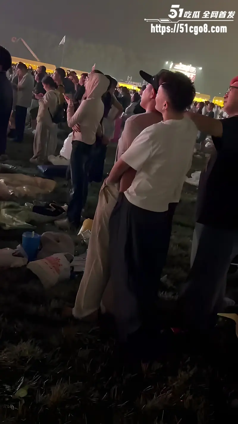音乐节新玩法 诡计多端的gay 大庭广众互玩鸡巴 围观群众都看傻了! 图3