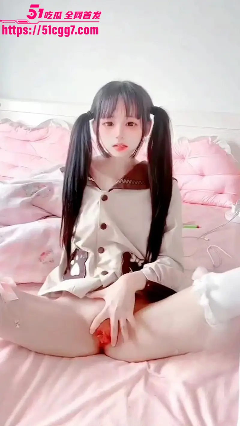 双马尾福利姫 小雯宝宝 付费视频流出 粉嫩萝莉白虎小穴被假屌捅到直叫爸爸 高潮呻吟不断无比诱惑！ 图3
