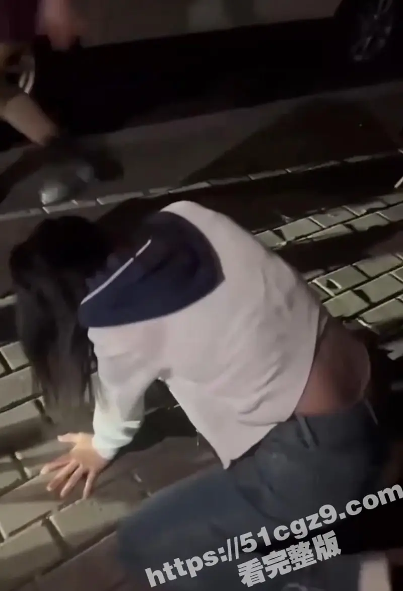 广西精神小妹深夜公园玩变态直播 为博眼球生吞燃烧纸巾 用拖鞋抽骚逼狠打小伙大屌 现场惨叫连连 图13