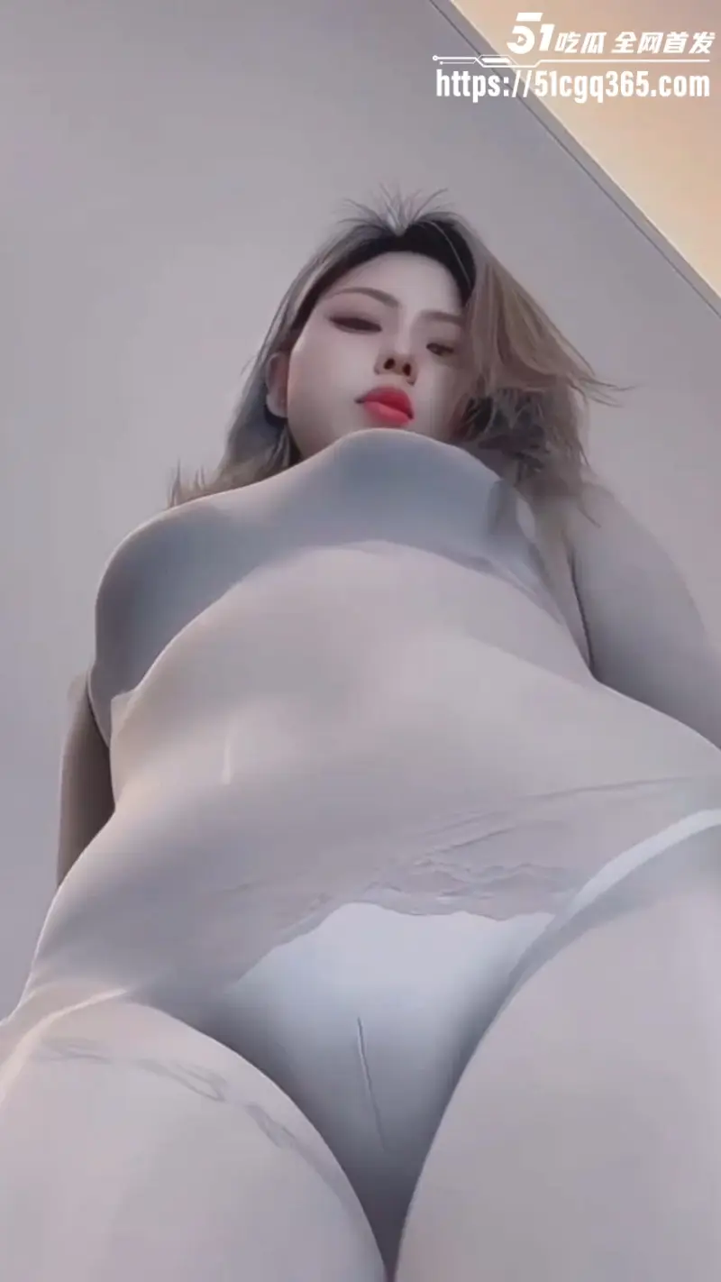 快手40万粉丝女网红 猫儿 骚舞大秀 连体灰丝随着音乐节奏扭动淫体 骆驼趾忽隐忽现挑逗至极！ 图5