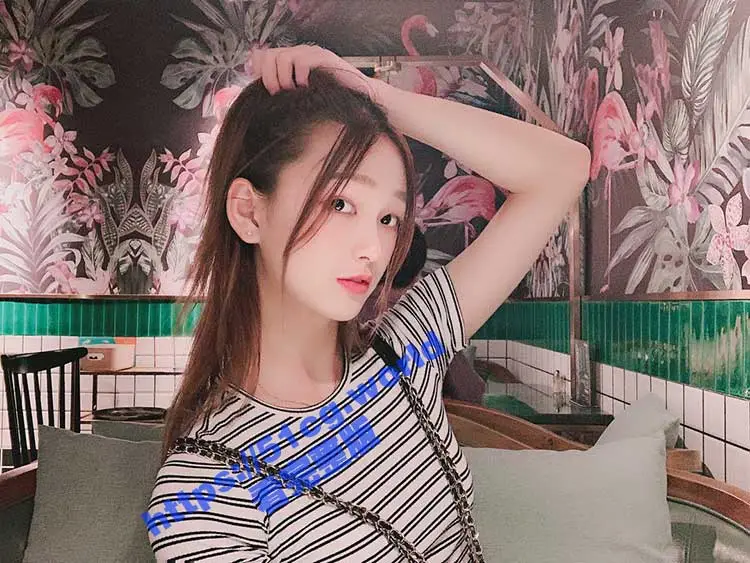 【前男友曝光】高颜值母狗跪着吃人大屌 平时做爱嫌口脏 图1