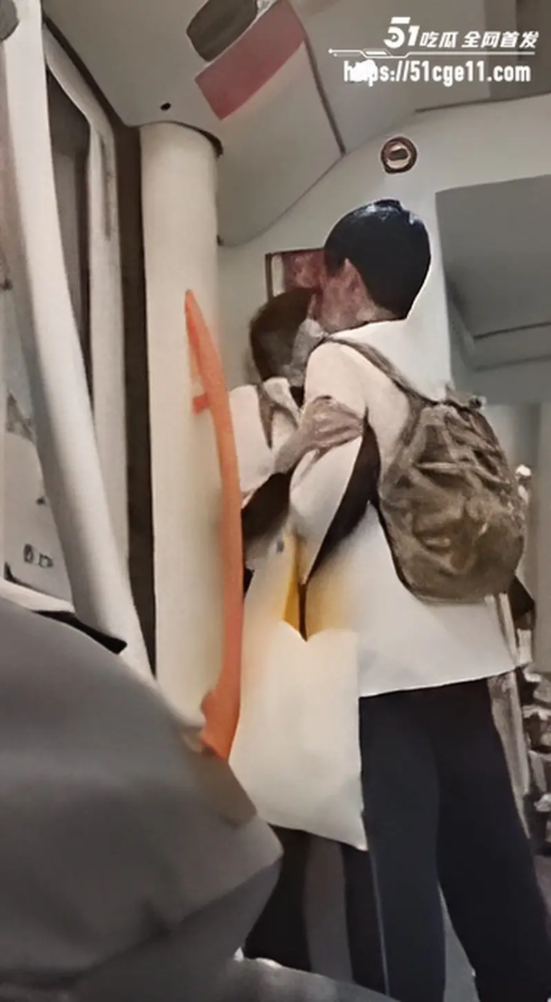 00后小情侣地铁上整活 当众又摸又扣胆子真大 公共车厢直接上手 女生配合到身体发抖 图1