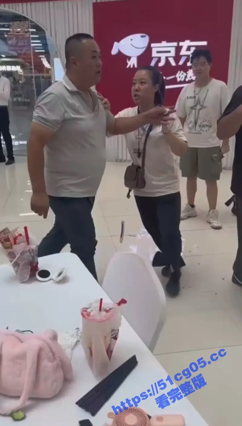 甘肃酒泉男子自称看不惯奇装异服 漫展上辱骂殴打工作人员 网友:别拿爱国当幌子 图3