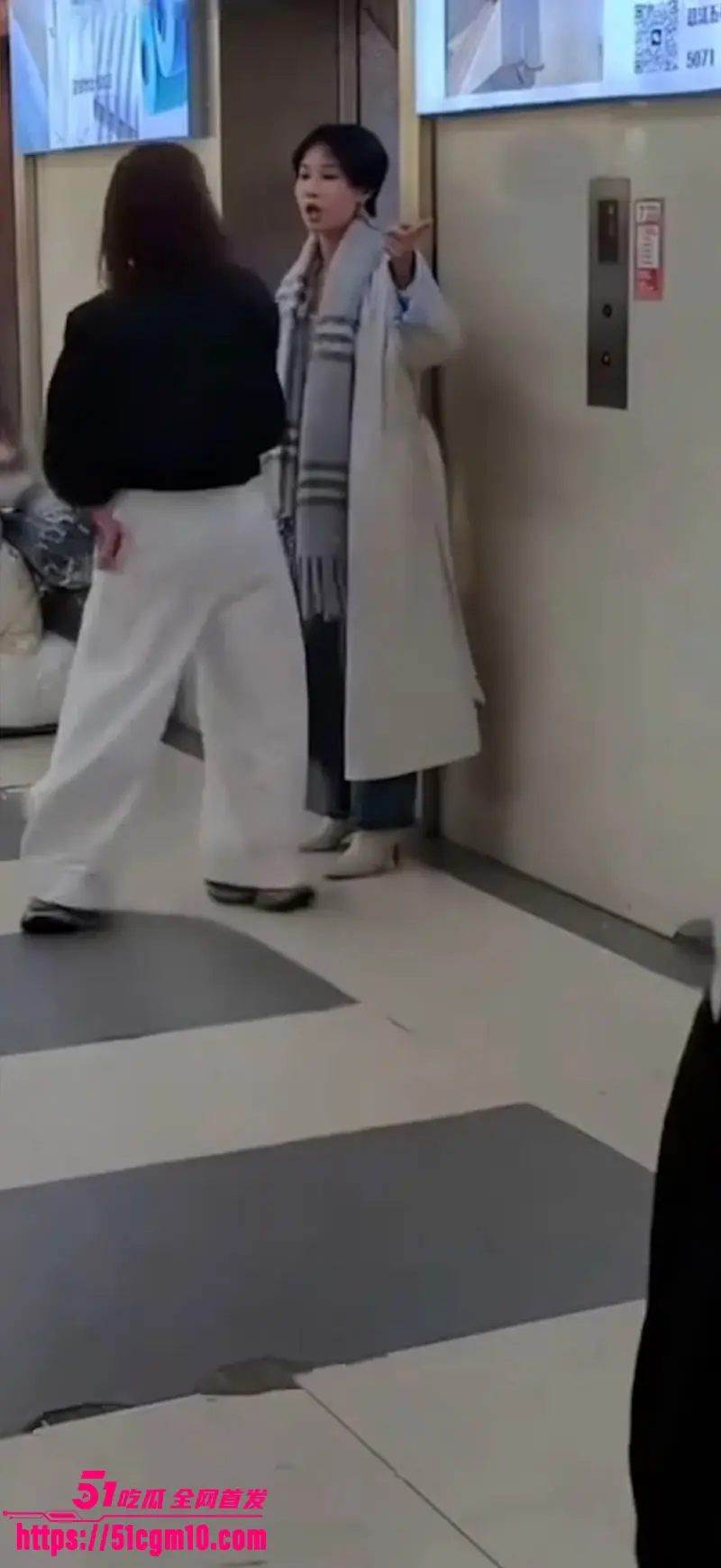 杭州四季青老板娘 二姐 怒撕小三 楠楠 8年老员工怀孕索20万打胎费 当场互殴撕头发 视频火爆全网！ 图13