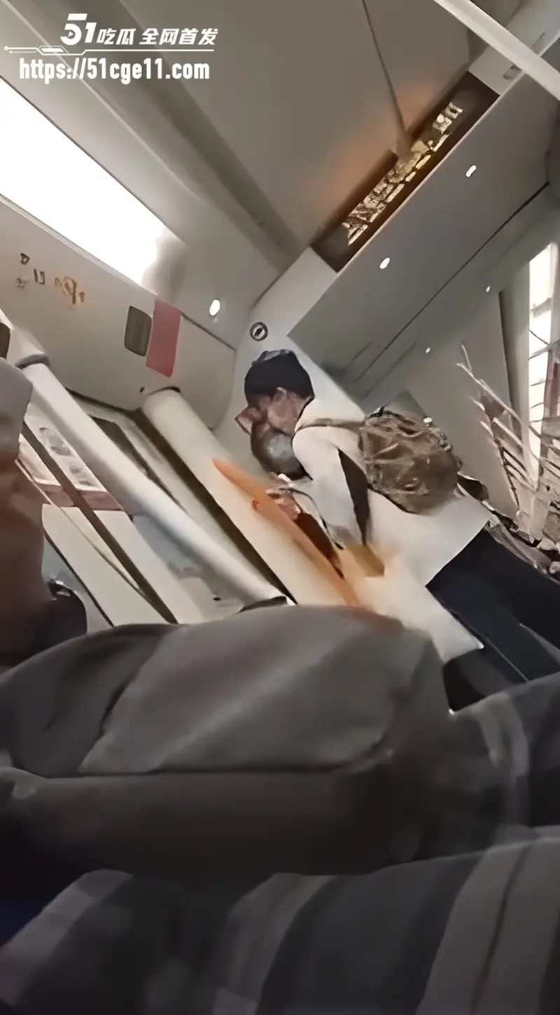 00后小情侣地铁上整活 当众又摸又扣胆子真大 公共车厢直接上手 女生配合到身体发抖 图4