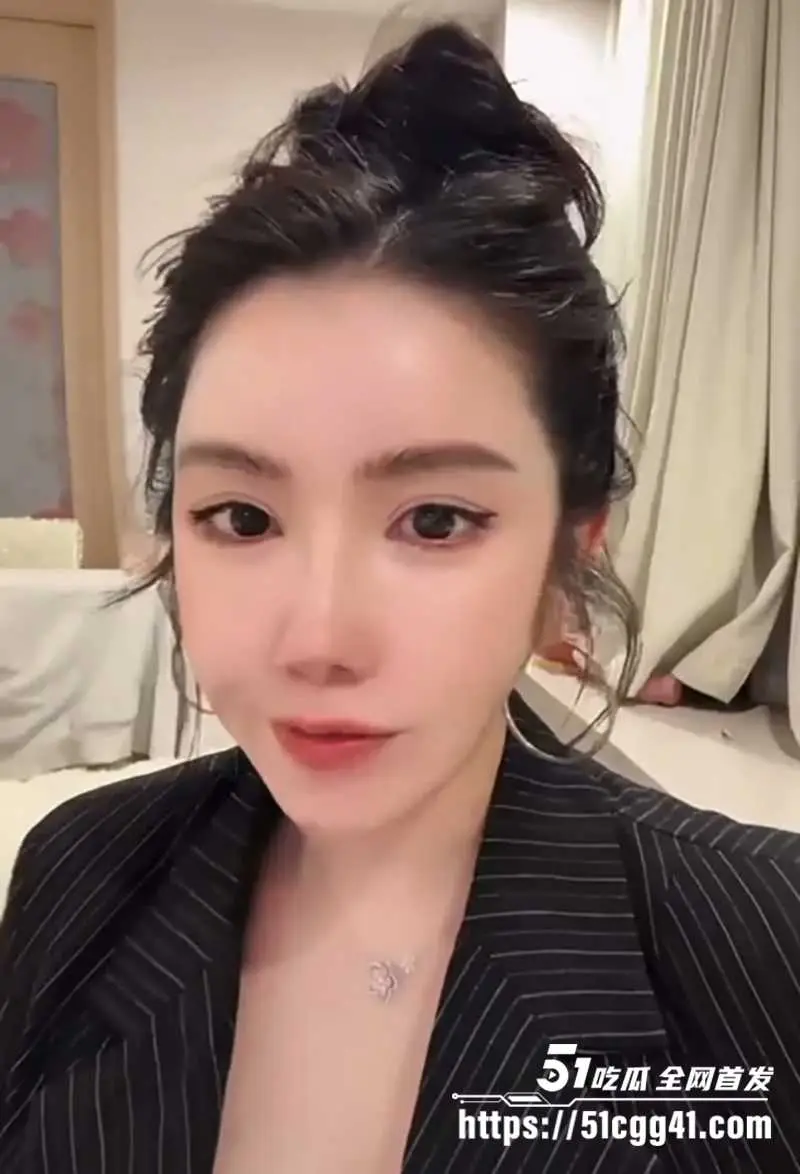 抖音最新闪现露点合集 擦边骚货们真空开大 粉嫩爆乳狂闪不停 流量女王集体走光！ 图2