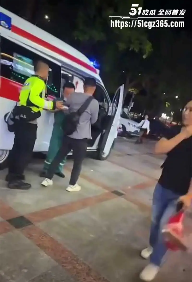 珠海拱北口岸突发捅人血案 48岁精神病提刀无差别攻击 一刀封喉喷血三尺 钢叉英雄死战疯魔 现场完整视频流出! 图4