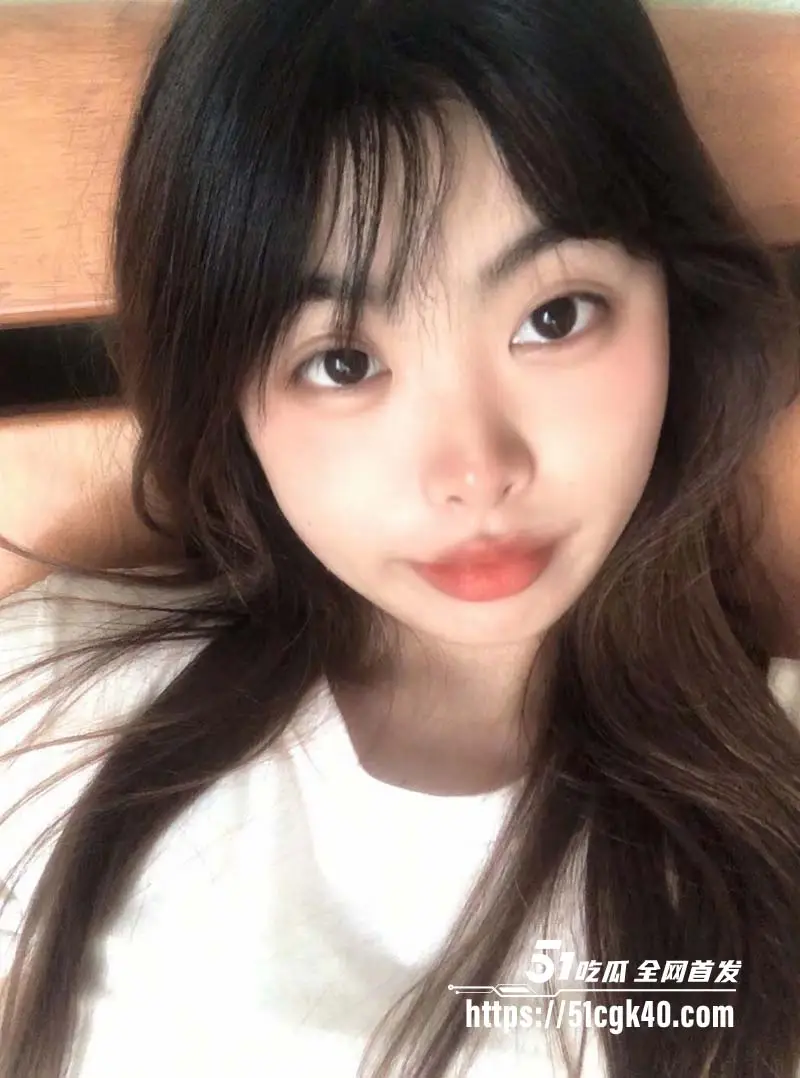 河南理工大学无毛嫩妹 邵雨薇 和男友偷吃禁果 平日里的文静女神到床上难掩淫荡的一面 图1