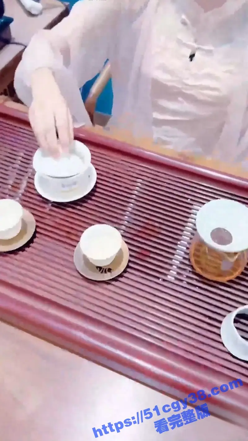 海角乱伦大神 意淫自己妹妹 新作 茶室里和妹妹体验二人世界 茶桌上疯狂输出无套爆操！ 图2
