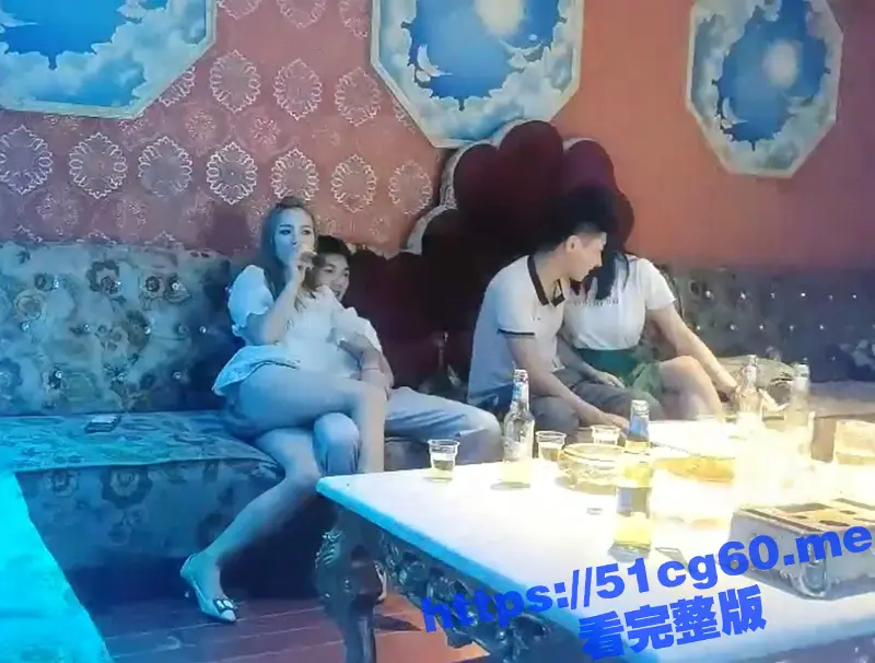 歌厅探花 ktv小姐姐4p深夜场 叫来两个妹子唱唱歌 一起蹲着口交抬腿抽插 连衣裙妹子身材真奈斯啊 图3