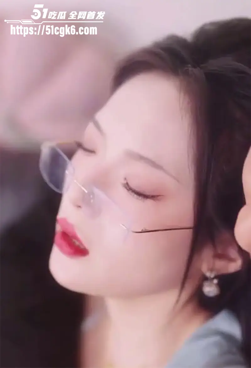 擦边短剧《夏雪变形计》巨乳女主被闺蜜老公灌醉调教 先破处后轮奸 痴迷性爱彻底沉沦 剧情刺激对白超淫! 图4