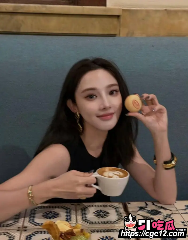 内娱女星 彭小苒 七夕被曝恋情 主动倒贴圈外男友 贴身搂腰互动十分亲密! 图9