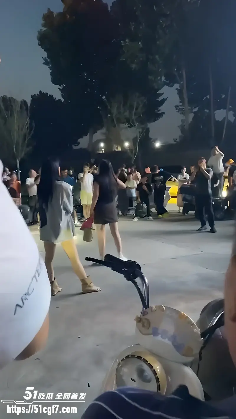 临沂抓小三事件 吃瓜群众原地开圈围观 原配与小三正面对骂 完整版视频传疯了! 图4