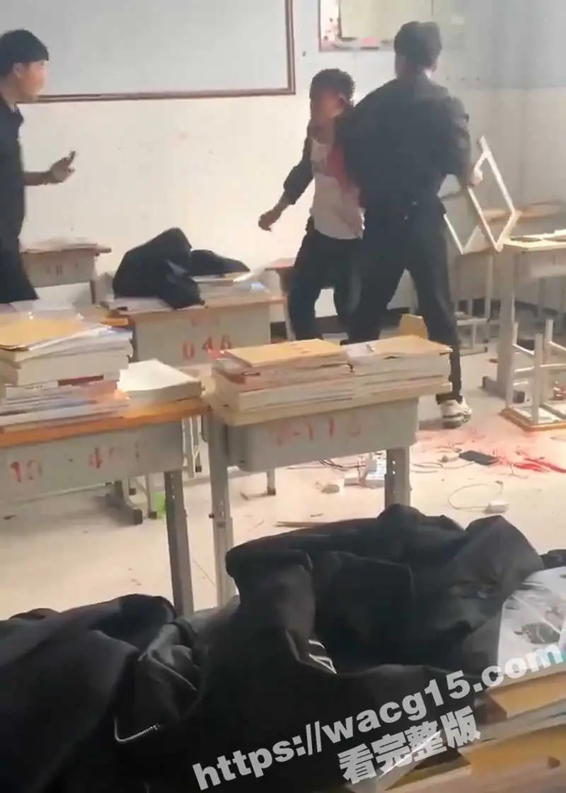 河南鹤壁技师学院校园暴力事件曝光！学生持板凳猛砸同学头部，血流满地！校方回应正在调查，教育局电话无人接听！ 图4