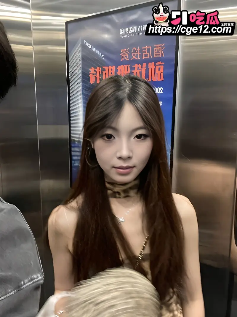 精神小妹性爱私拍 被黄毛渣男曝光 穿制服黑丝展示口交淫技 后入翘臀呻吟极度风骚 图1