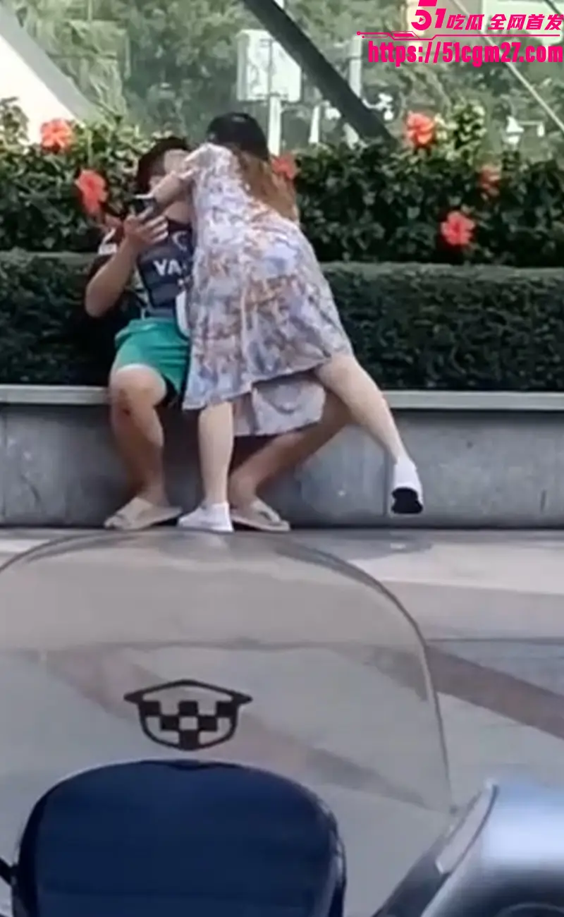 饥渴人妻当街和猛男激情热吻 掀开裙子狠摸屁股 毫不顾忌路人异样眼光! 图3