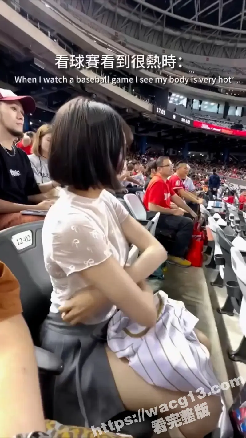 巨乳女网红看球赛脱到只剩内衣 傲人双胸在数万人的看台博眼球 球迷怒怼 想红想疯了不知羞耻 图1