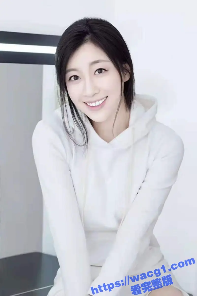 演员张译丹不雅视频流出 得罪导演被穿小鞋 无奈只好晚上到导演房间 化身母狗跪舔导演肉棒赔罪！ 图5