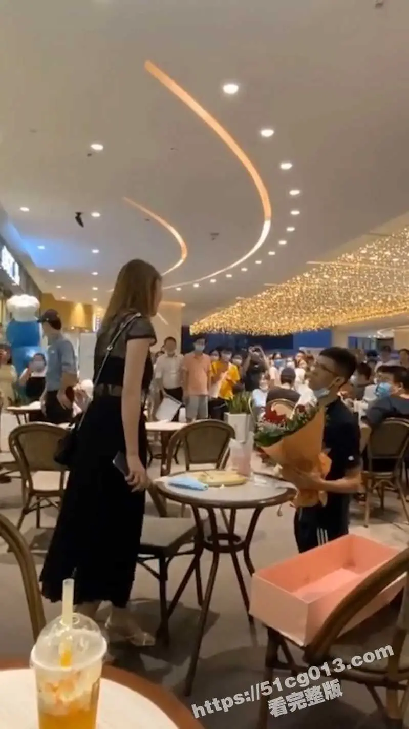 炸裂吃瓜 小个子男生餐厅当众表白 下跪磕头躺地耍无赖 不答应我就不起来 想玩小马拉大车是吧? 图1