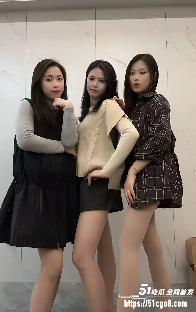 潮汕抓奸现场 车震被抓现行 老公带家族上女方家要说法 吃瓜群众原地开圈围观！ 图3