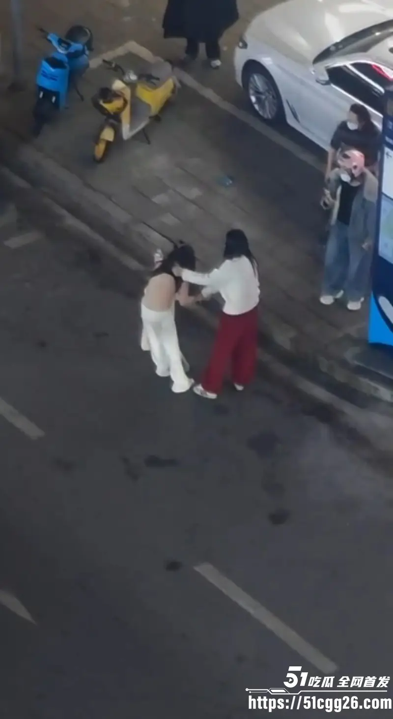 福建平潭硬核抓奸现场 风骚小三踢到铁板 惨遭彪悍原配当街扒光 雪白美乳一览无遗！ 图7