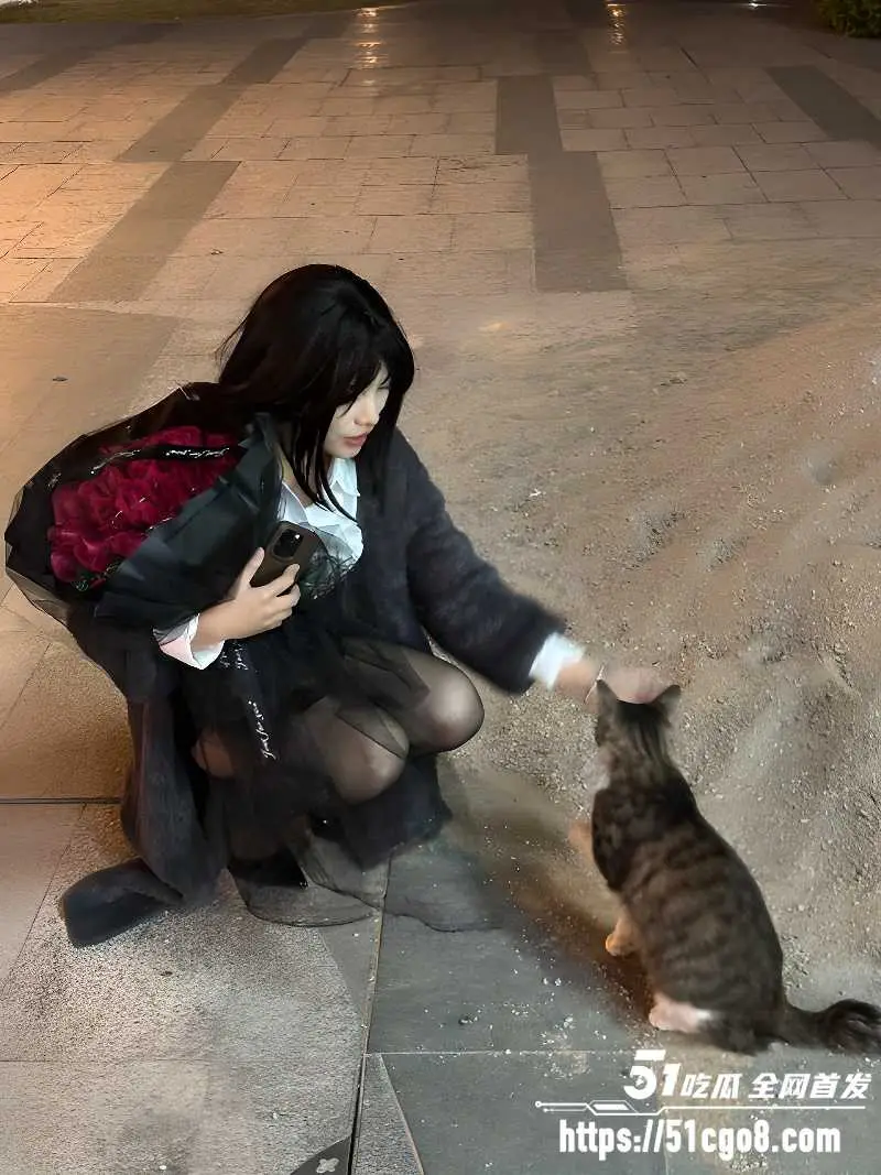 极品素人 身穿女仆装诱惑男友 跪地口交大屌 直接被被驯服成纯欲母狗 图1
