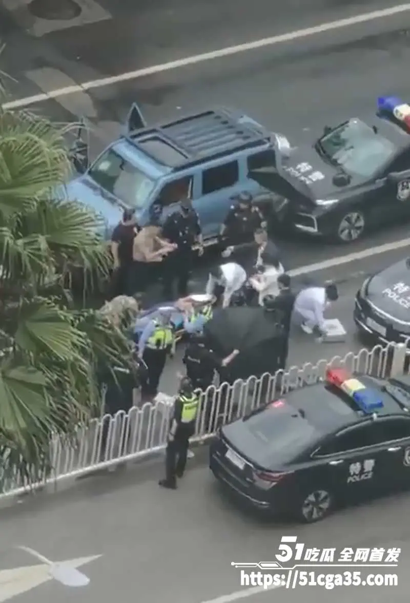 昆明市中心金碧路发生SUV汽车冲撞人群事件 致2死9伤 多名特警持枪与车主对峙 场面堪比大片! 图3