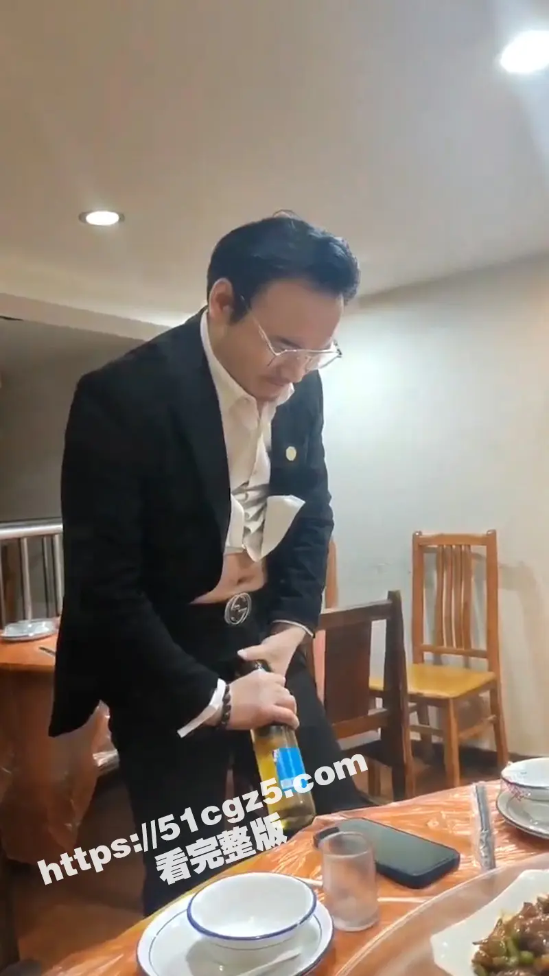 男子公司聚会现场表演绝活 鸡巴开瓶盖 把周围的少妇们都快馋死了! 图3