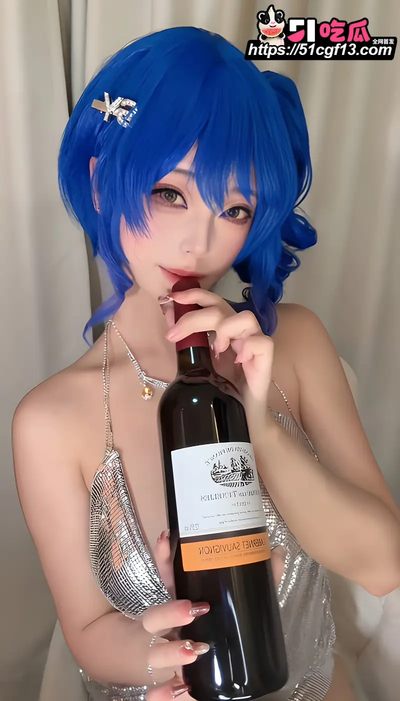 推特巨乳女神 蜜汁猫裘 圣路易斯礼服诱惑 搔首弄姿诱惑摆拍 巨乳半遮半掩挑逗十足! 图8