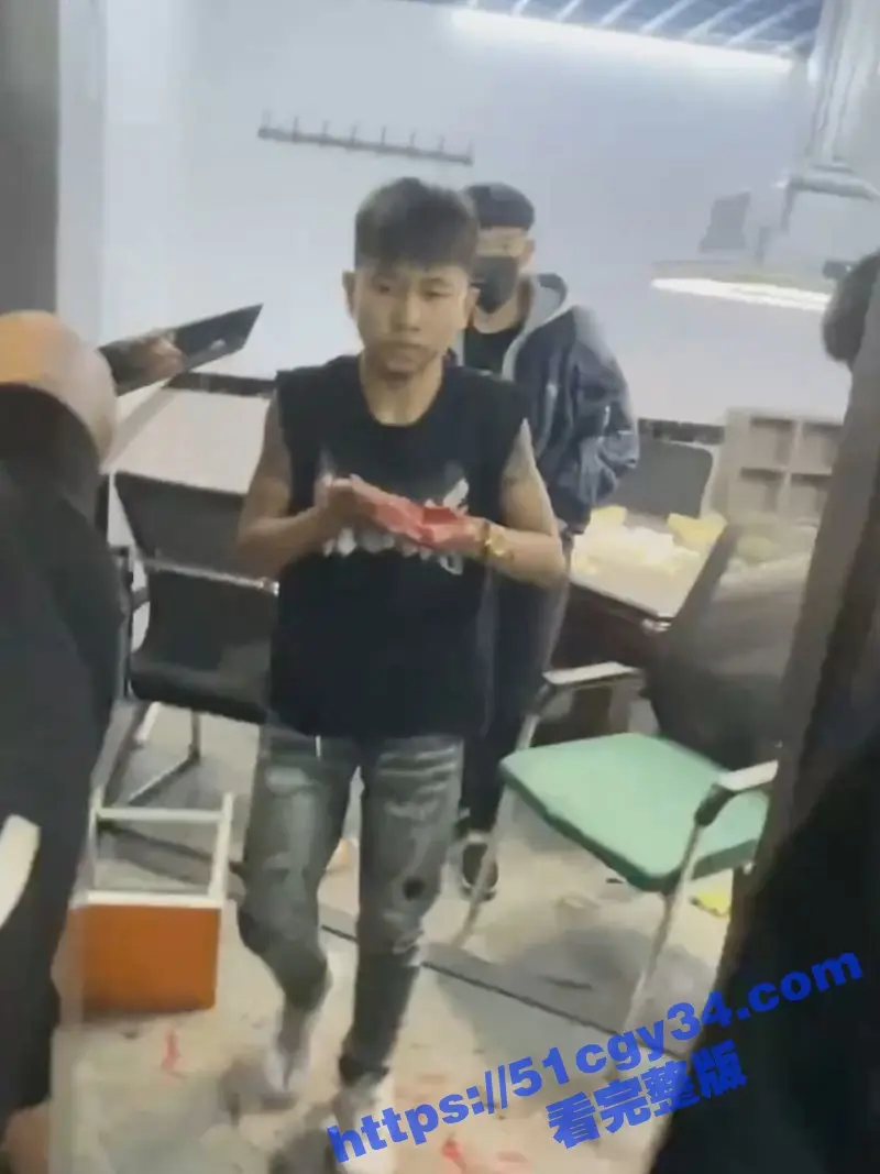 精神小伙台球厅暴怒持刀砍人 手掌惨遭斩成两半 现场血淋淋一片 血腥胆小勿入！ 图1