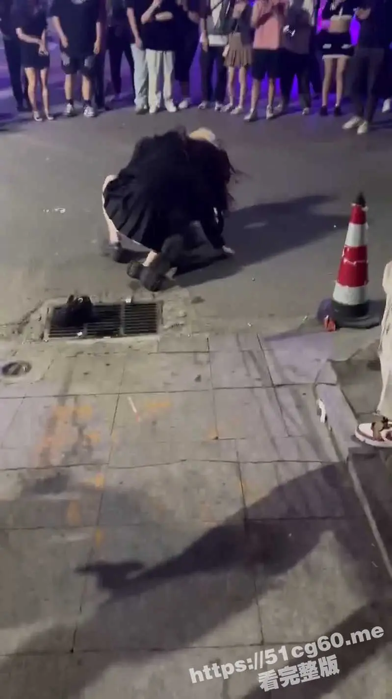 天津工体小仙女暴揍细狗 小坦克把男人按在地上狂锤 太猛了! 图4