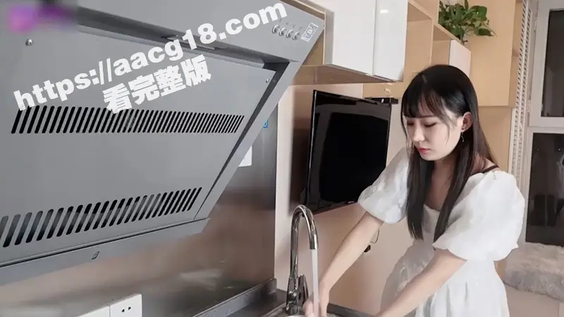 高颜值美女被弟弟强上 性感姐姐被迫扮演充气娃娃 任由魔鬼弟弟无情奸淫 最后被射在漂亮脸蛋上 图1