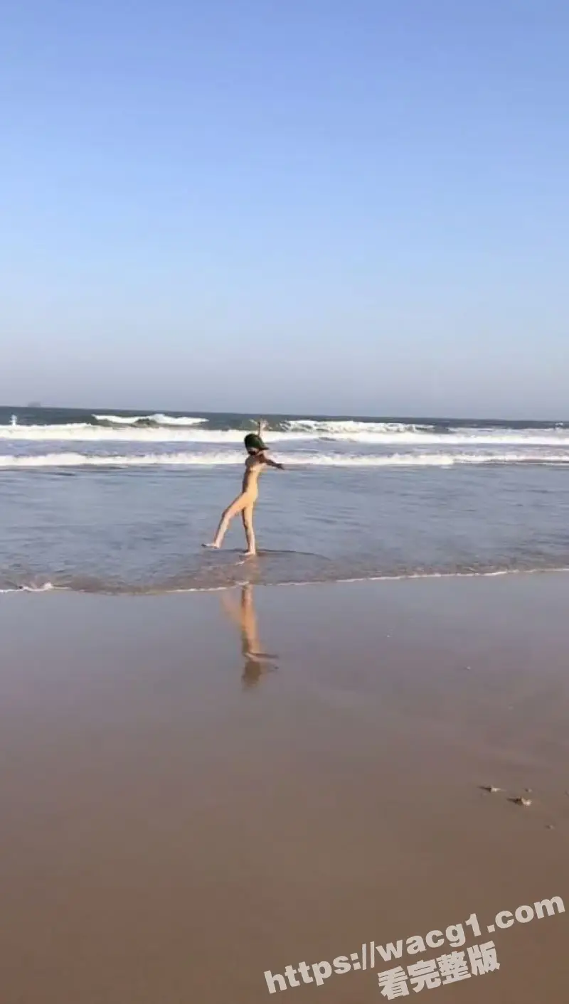 海南三亚湾海滩上惊现裸女 专业露出婊进军三亚了 原来是这个骚货 车上还不忘勾引摄影师 图1