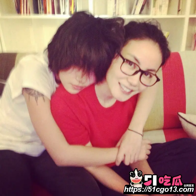 王菲男闺蜜 Ryan 音乐节当众性骚扰 陈粒 强行搂抱咸猪手 当场竖中指硬刚 图16