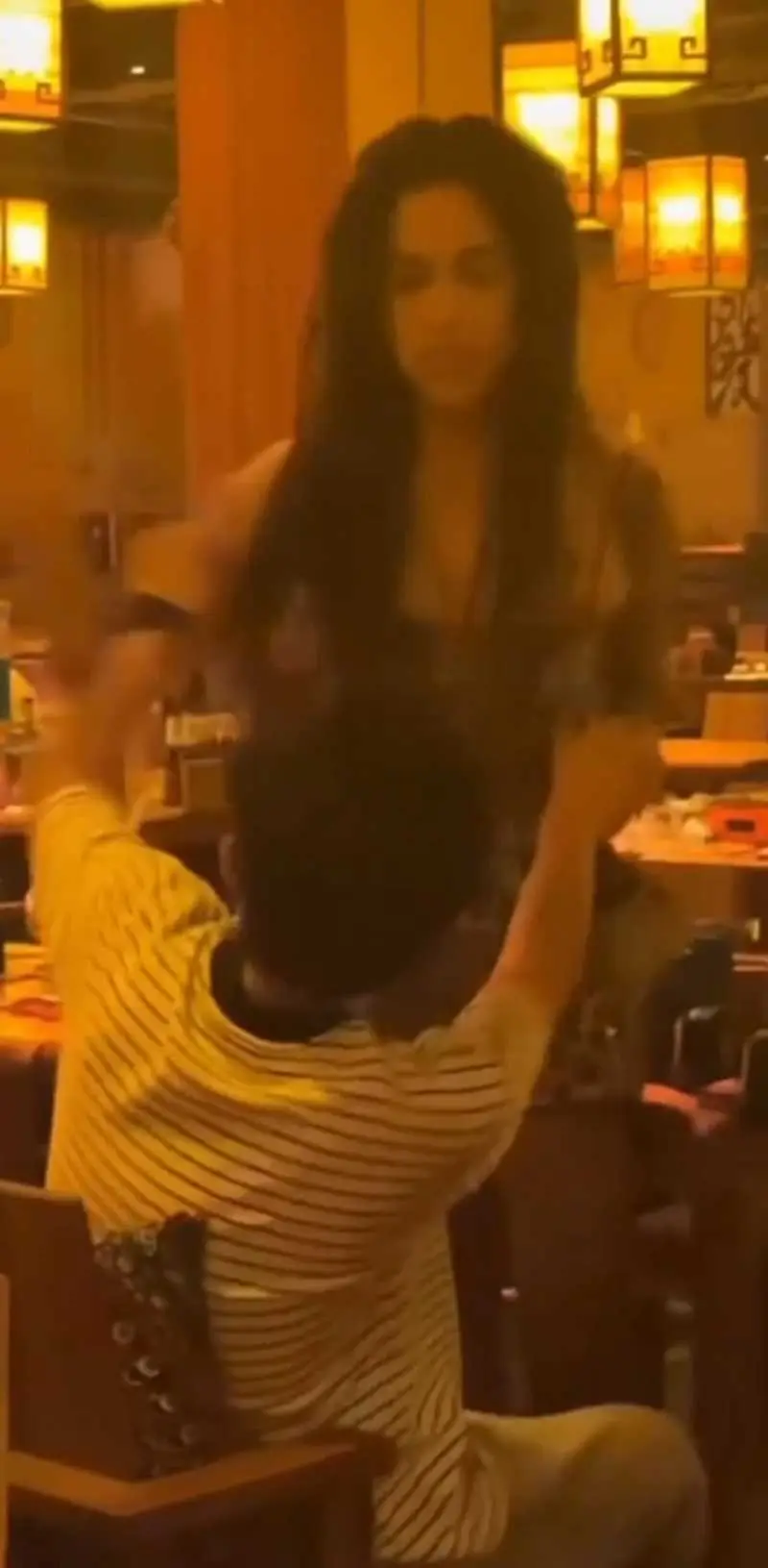 抖音万人求 男娘招惹短发假小子 餐厅直接开打 简直是战神附身 一个比一个凶！ 图3