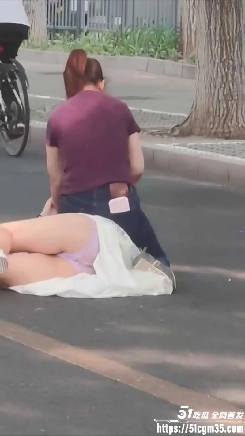 紫衣大妈街头暴揍白裙美女 马路中央按地上狂扇巴掌 是抓小三还是另有其因? 图2
