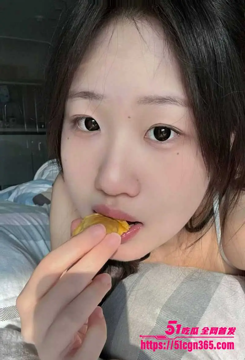 上海大奶甜妹 马雪莹 清纯少女初尝禁果 拍露脸裸片撩拨求操 玩骑乘后入被指奸撩阴 挨操还会吸吮手指! 图4
