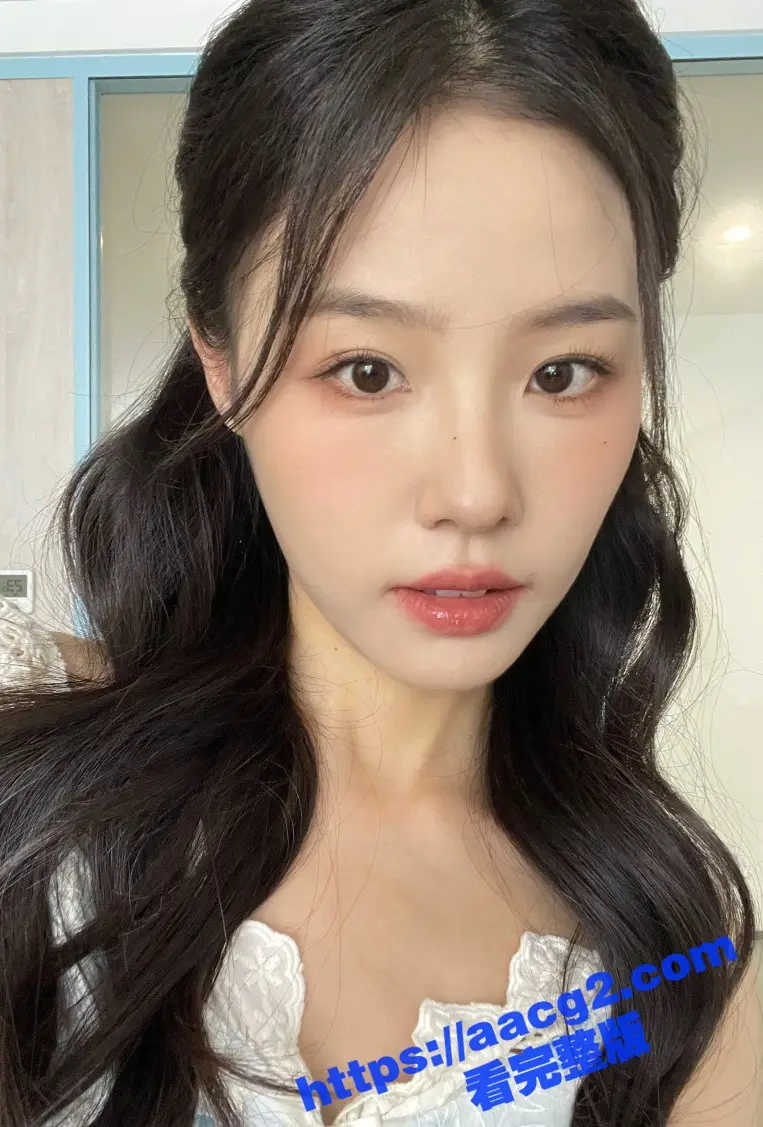 甜美萝莉音学生妹跟金主酒店开房 网袜足交骑乘啪啪 还边跟姐姐通电话 颜射糊脸让人欲罢不能 图4