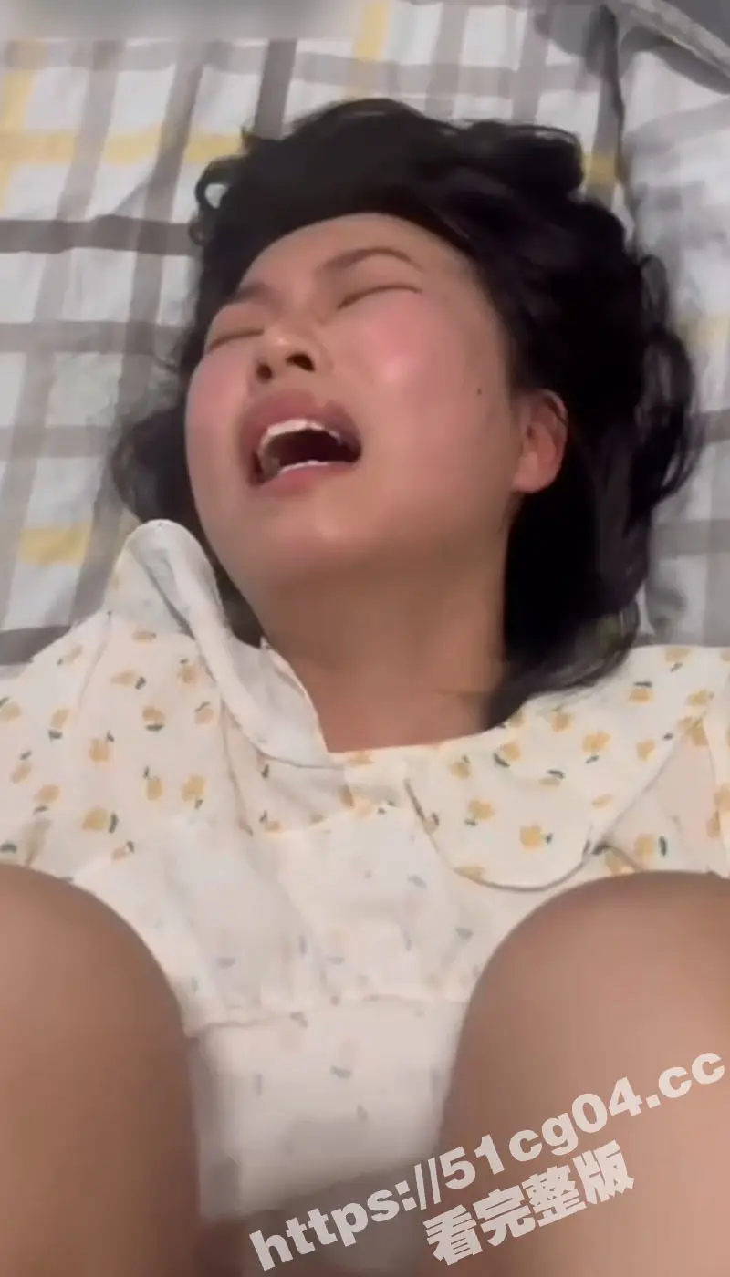 极品高颜值上海在读大学生美女 对着镜子扣逼自慰 被男友摁在床上操到委屈大哭 看着真是可怜呢 图8