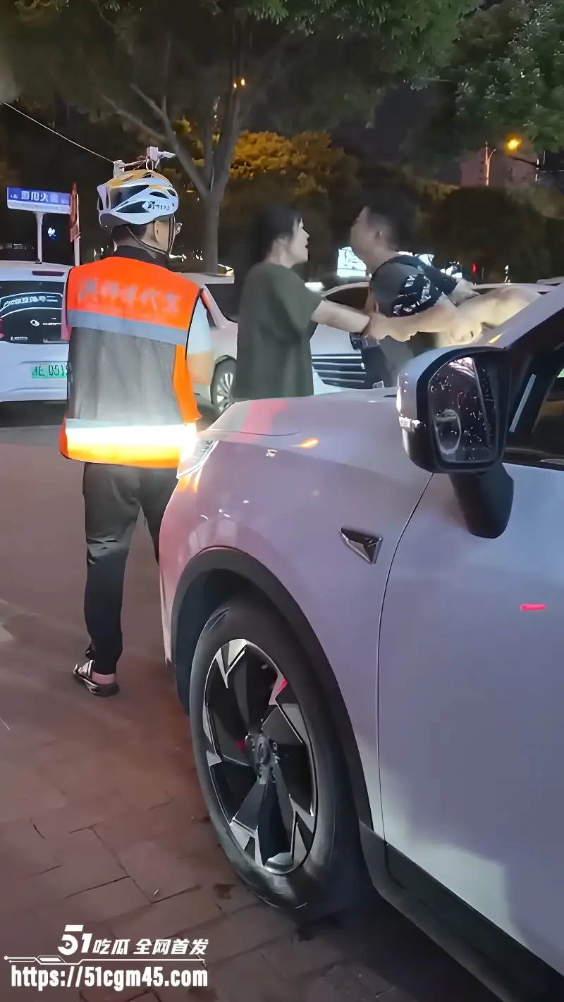 湖南邵阳 深夜上演捉奸大戏 彪悍原配街头狂拽小三头发 拖地拉扯彻底失控！ 图2