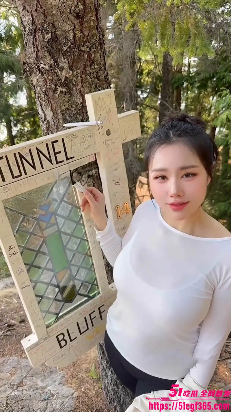 山顶野战惊魂!汐梦瑶户外偷欢 人潮涌来吓尿跑路 换地方继续深喉口交后入 刺激到爆! 图1