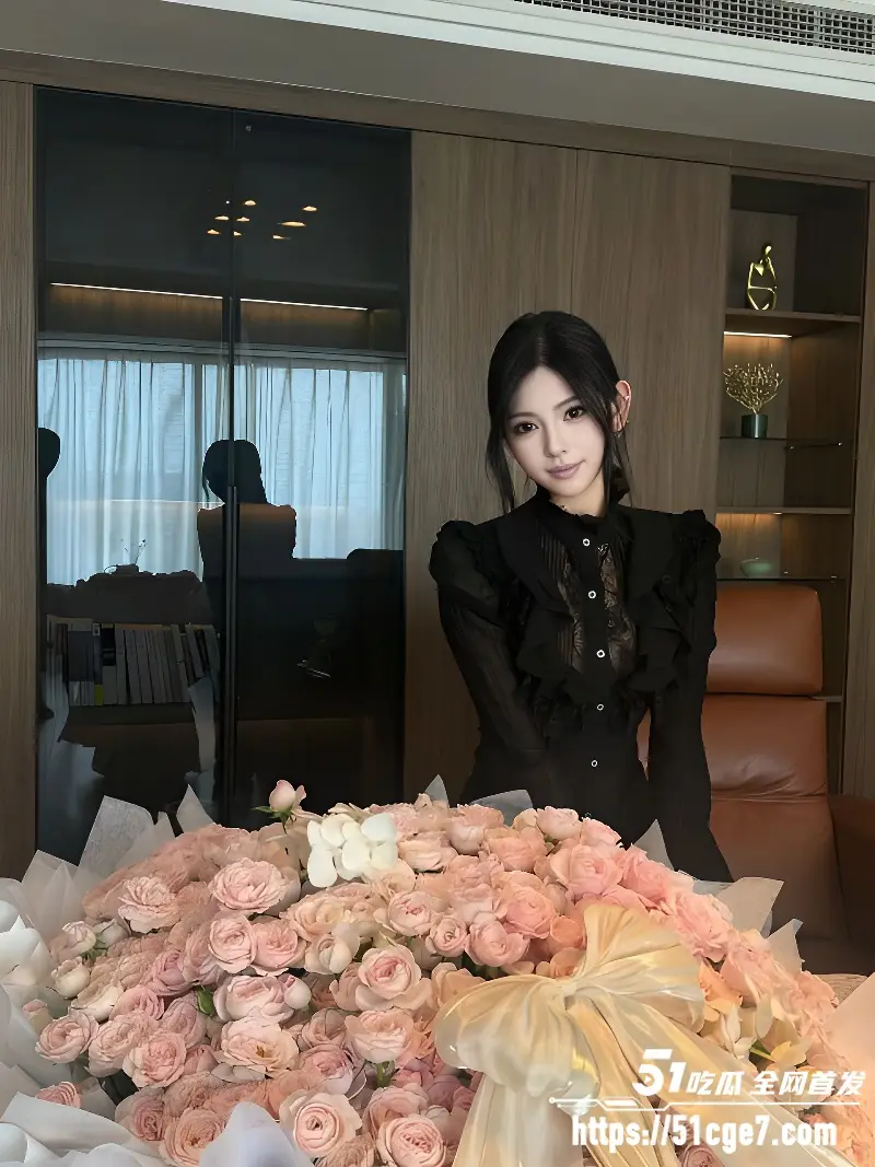 上海交大校花 刘莹莹 被富二代金钱攻陷 自愿戴狗链跪舔肉棒 玉舌生花妙不可言! 图3