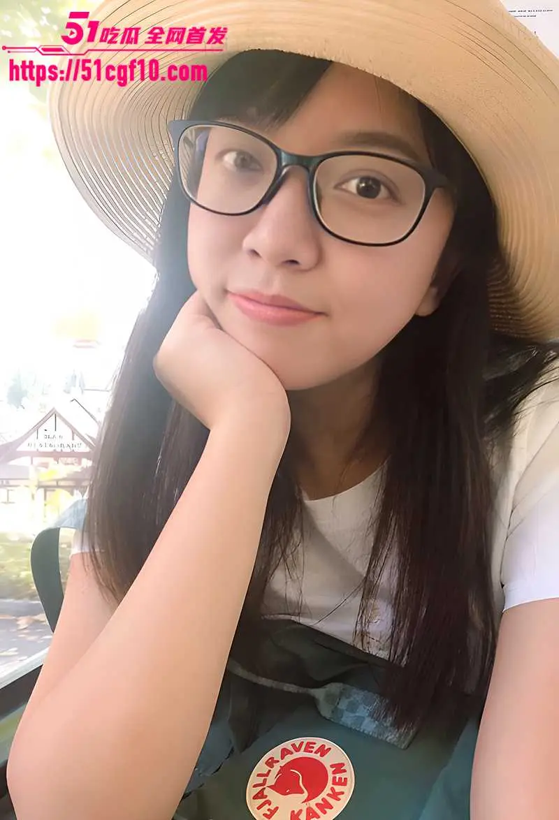 江西新婚少妇 吴萍 夫妻露脸淫拍 发情母兽吸屌蹭穴 身着开档丝袜骑乘榨精大奶吸睛! 图3