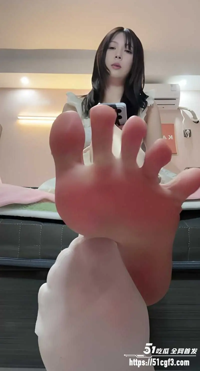 极品福利姬 兔兔酱 直播大秀 脏臭白丝美足近景展示 红绿灯寸止指令极限榨精！ 图3