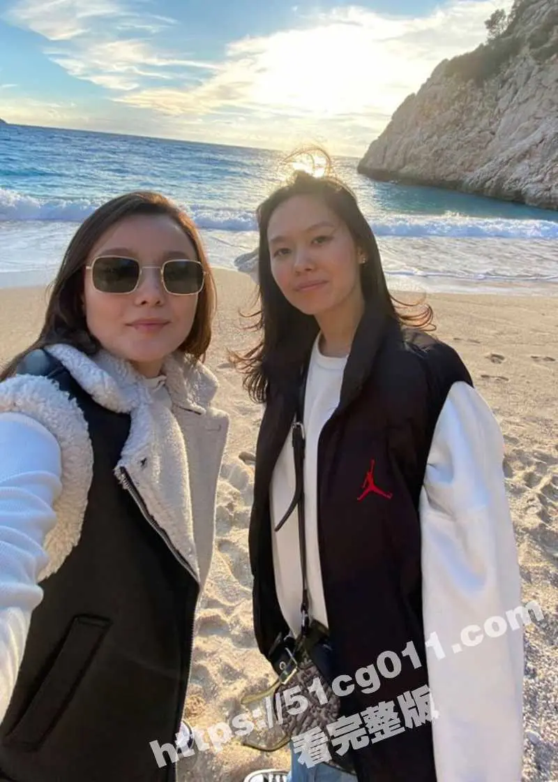 媚外留学生甘愿做洋大人母狗 私拍抽打淫穴和脸 配文“请利用我的洞”太贱了！ 图1