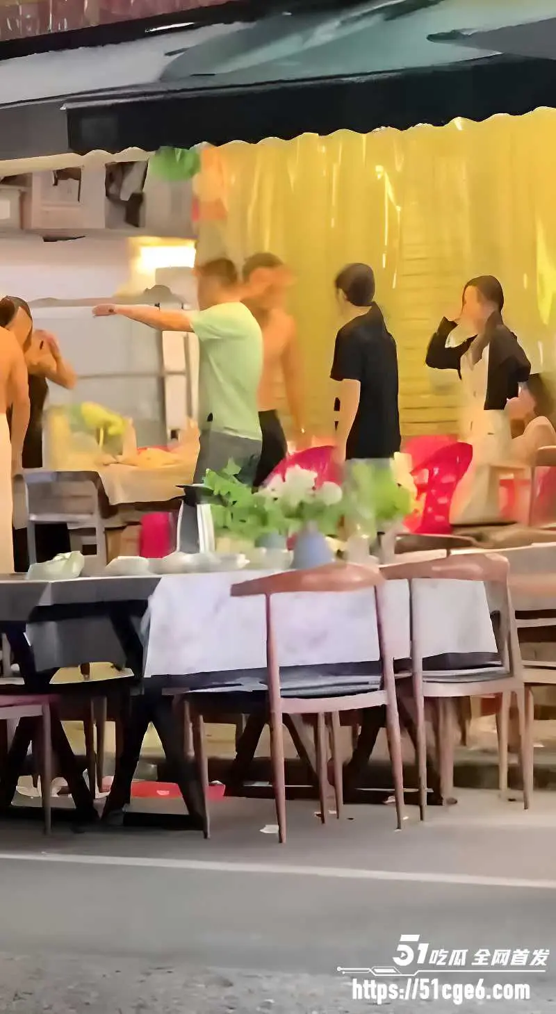 烧烤摊现场大乱斗 吃夜宵也能吵架打起来 一言不合就动手 一拳KO对手全场震惊! 图3